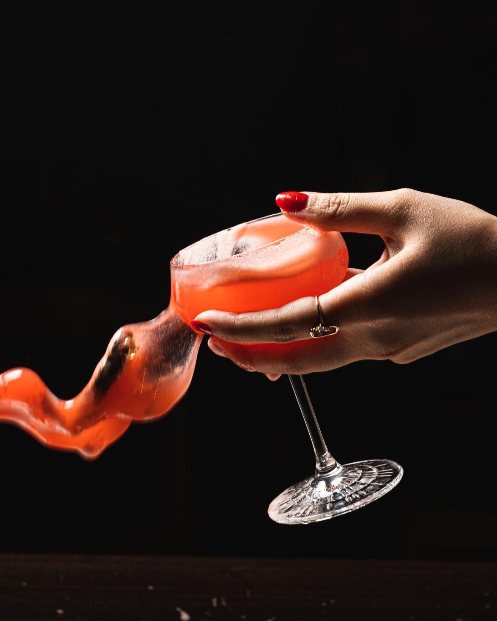 Hospes Infante Sagres Porto - Small Luxury Hotels Of The World Zewnętrze zdjęcie A hand holding a glass of wine