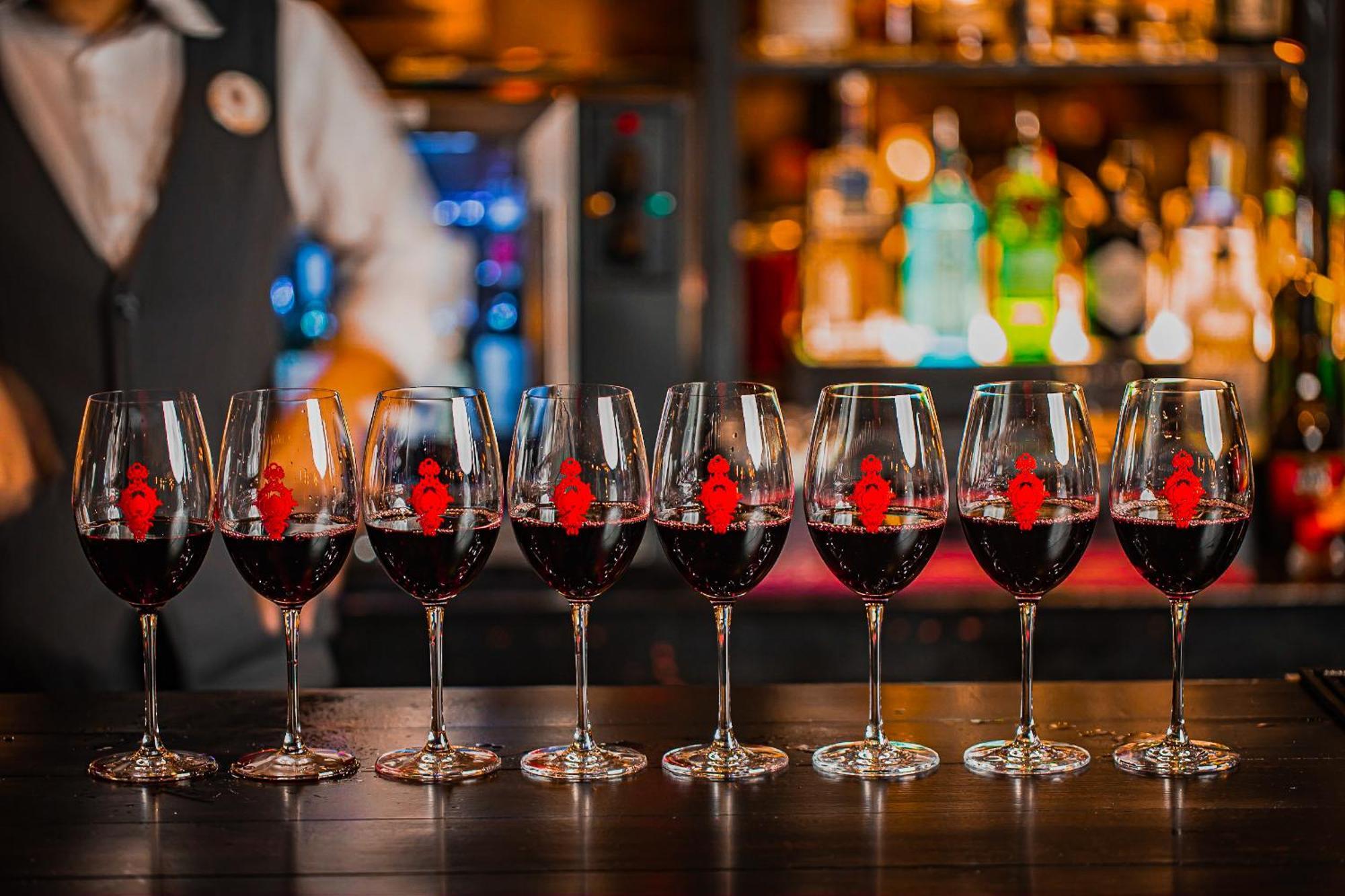 Hospes Infante Sagres Porto - Small Luxury Hotels Of The World Zewnętrze zdjęcie Wine glasses at a wine tasting